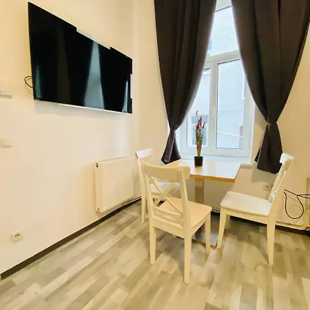 Economic 3p Lg Apartment *