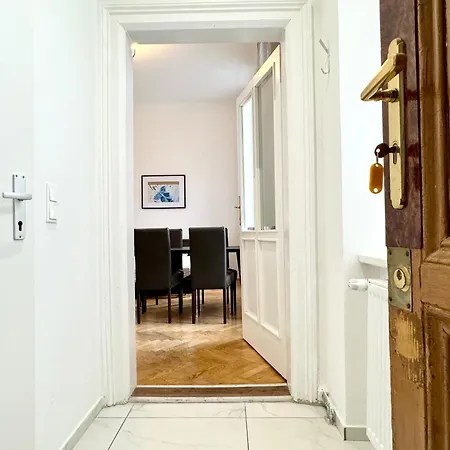 Cosy Located At Famous Kutschkermarkt Vienna