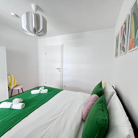 Funky Near Station Free Parking Apartment