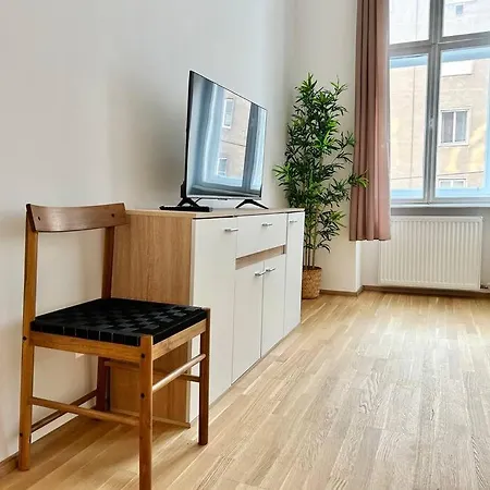 Quiet 60 M2 With Free Parking Apartment