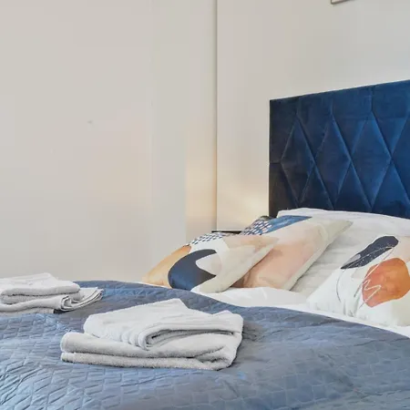 Luxury Penthouse I Rooftop Pool I Self Check-in Apartment
