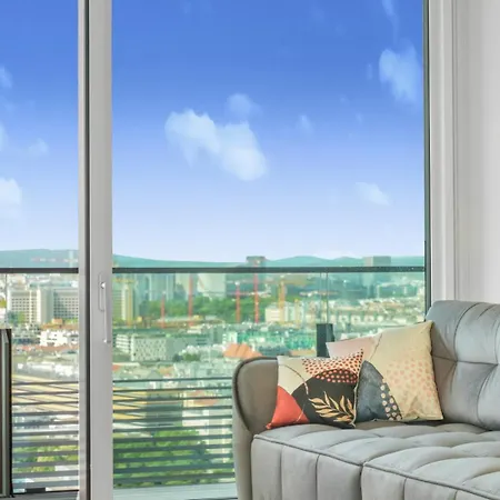 Luxury Penthouse I Rooftop Pool I Self Check-in Apartment