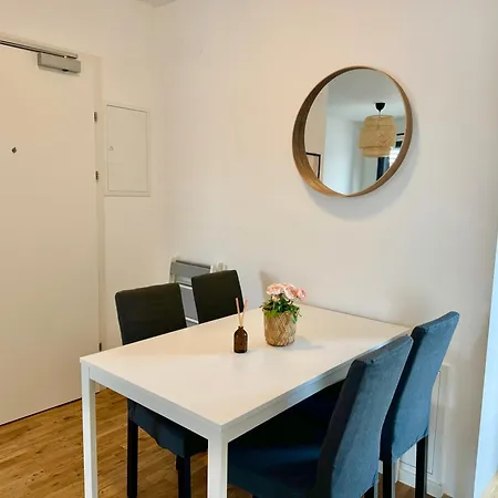 Modern With Balcony & Free Parking - Nearby Metro *