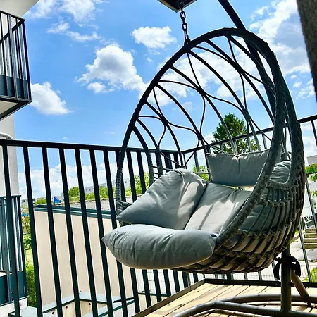 Modern With Balcony & Free Parking - Nearby Metro
