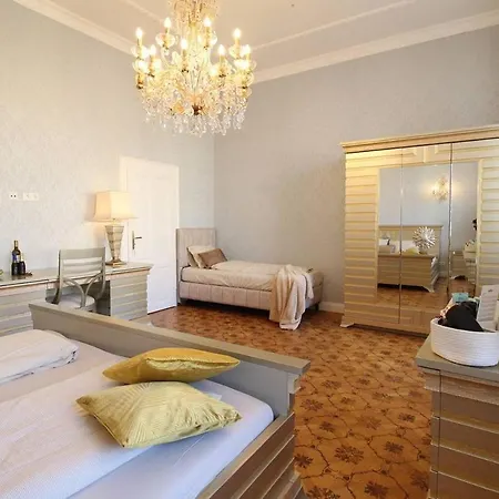 Luxurious In Center Kn Apartment *