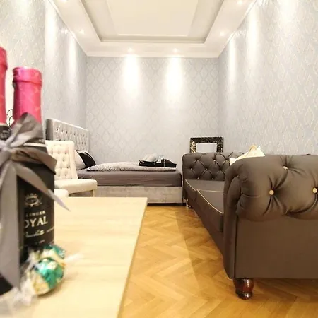 Luxurious In Center Kn