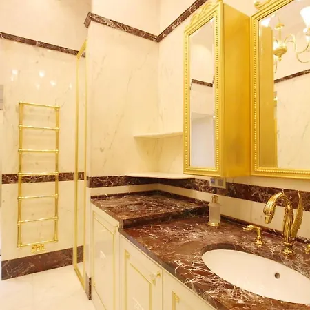 Luxurious In Center Kn Apartment *