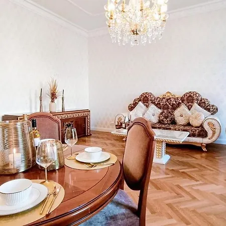 Luxurious In Center Kn Apartment *