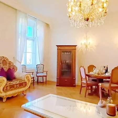 Luxurious In Center Kn Apartment *