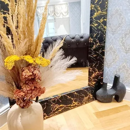Luxurious In Center Kn Apartment *