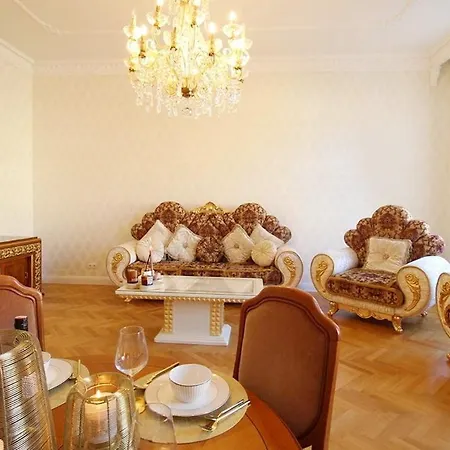 Luxurious In Center Kn *
