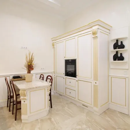 Luxurious In Center Kn Apartment *