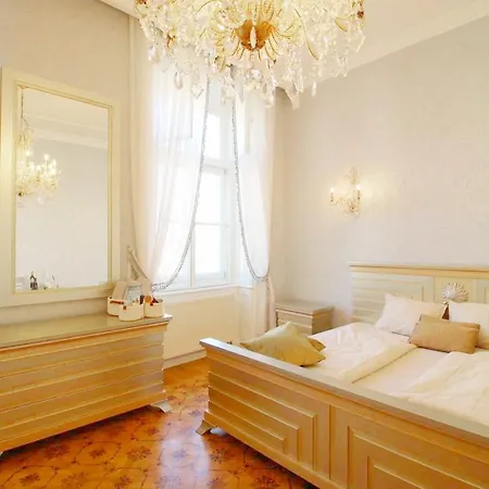 Luxurious In Center Kn Apartment *