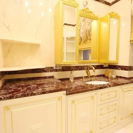 Luxurious In Center Kn *