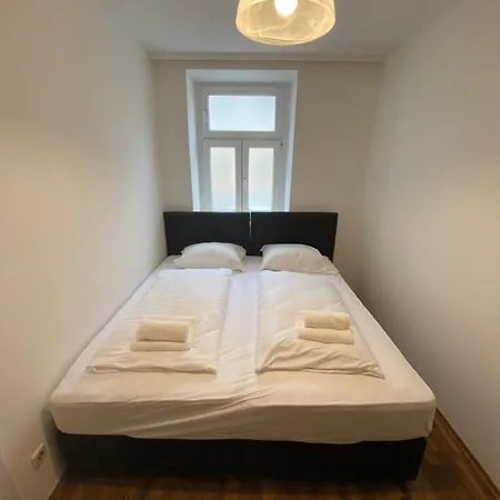 Nearby Trainstation Meidling Apartment