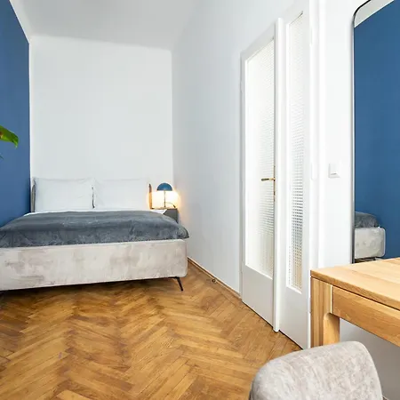 Pet-friendly Modern Near Belvedere