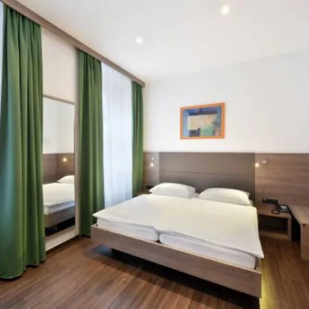 Lucia Hotel 3*