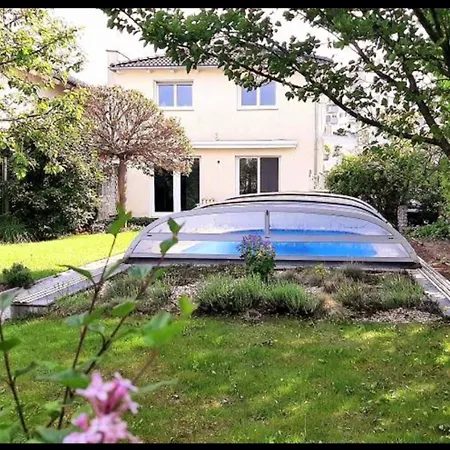 With Pool - Big Garden - Barbecue - Free Parking *