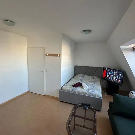 Cozy Bright Penthouse Close To U1 And U6 Metros