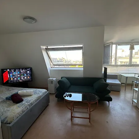 Cozy Bright Penthouse Close To U1 And U6 Metros *