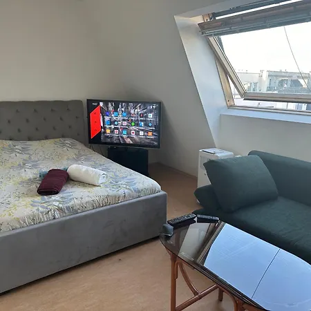 Apartment Cozy Bright Penthouse Close To U1 And U6 Metros