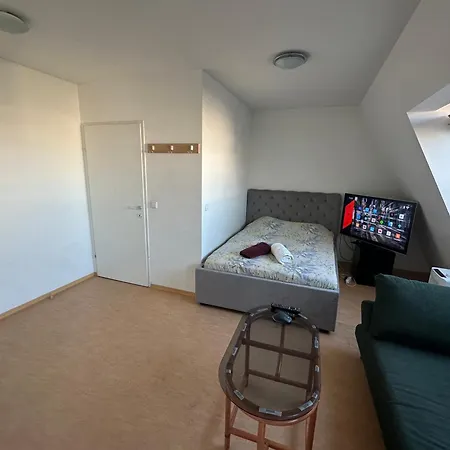 Apartment Cozy Bright Penthouse Close To U1 And U6 Metros *