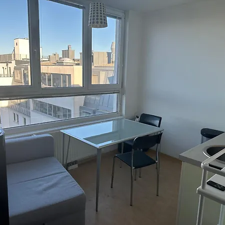 Cozy Bright Penthouse Close To U1 And U6 Metros