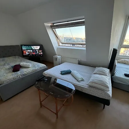 Cozy Bright Penthouse Close To U1 And U6 Metros Apartment