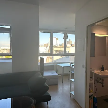 Cozy Bright Penthouse Close To U1 And U6 Metros Apartment