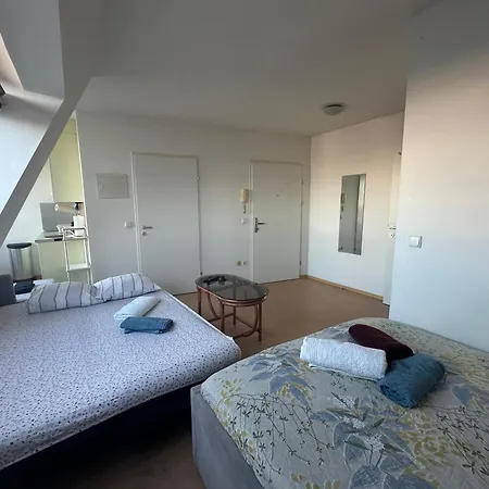 Cozy Bright Penthouse Close To U1 And U6 Metros Apartment *