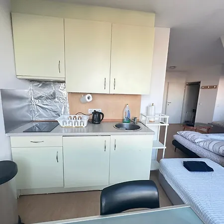 Cozy Bright Penthouse Close To U1 And U6 Metros Apartment