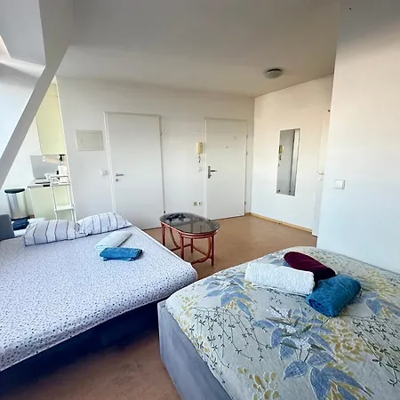 Cozy Bright Penthouse Close To U1 And U6 Metros