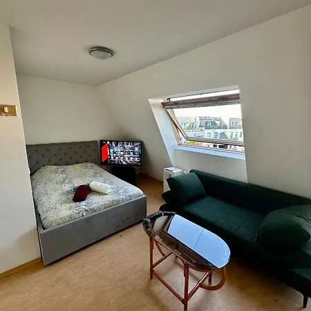 Apartment Cozy Bright Penthouse Close To U1 And U6 Metros Vienna