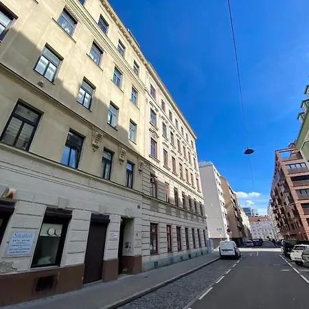 Modern Flat With Great Location For Longer Apartment *