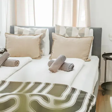 Nice Central City Room *
