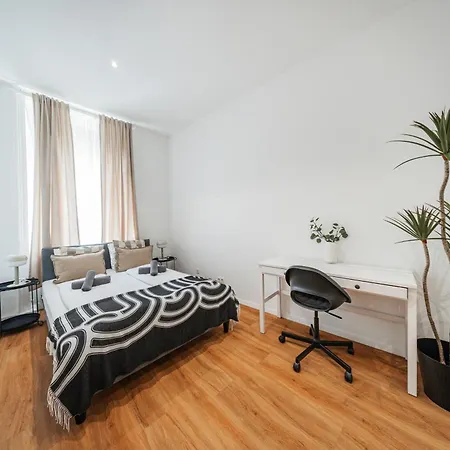 Nice Central City Room Hostel