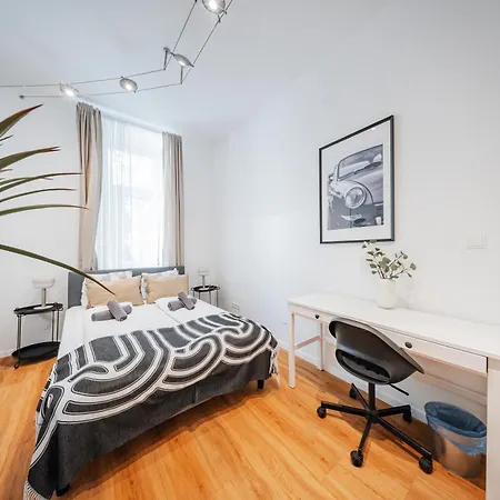 Nice Central City Room *