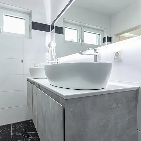 Luxury 6br-4ba With Private Pool & Sauna - Pets Allowed *