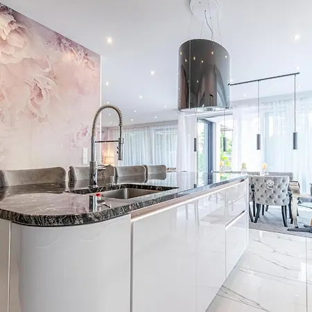 Luxury 6br-4ba With Private Pool & Sauna - Pets Allowed