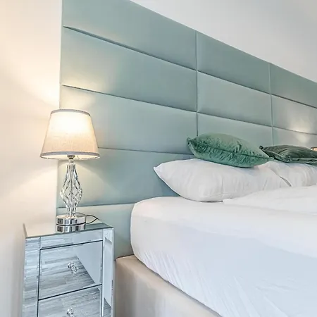 Luxury 6br-4ba With Private Pool & Sauna - Pets Allowed *