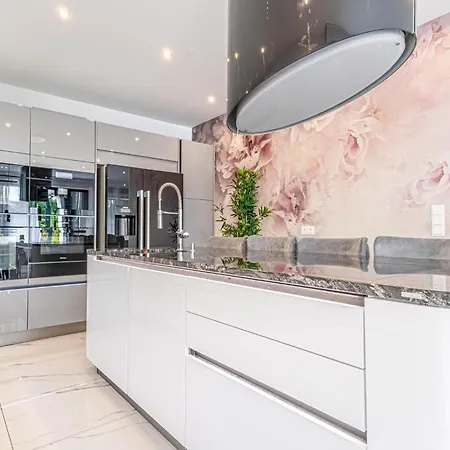 Villa Luxury 6br-4ba With Private Pool & Sauna - Pets Allowed *