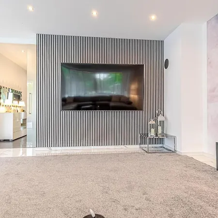 Villa Luxury 6br-4ba With Private Pool & Sauna - Pets Allowed Wenen