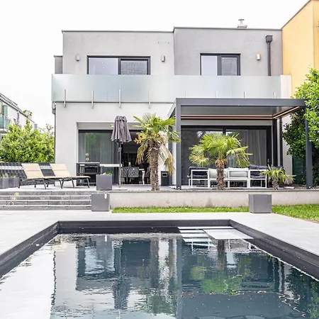 Villa Luxury 6br-4ba With Private Pool & Sauna - Pets Allowed