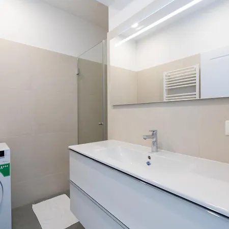Luxurious 70 M2 With Balcony & Air Conditioning Apartment *