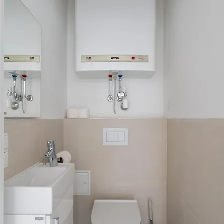 Apartment Luxurious 70 M2 With Balcony & Air Conditioning