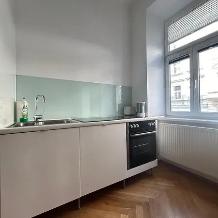 Designer In Location Apartment *