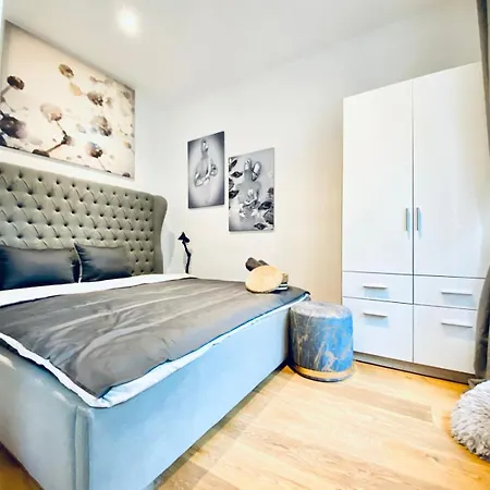 Apartment Elegant 2br With Balcony Near Millennium *