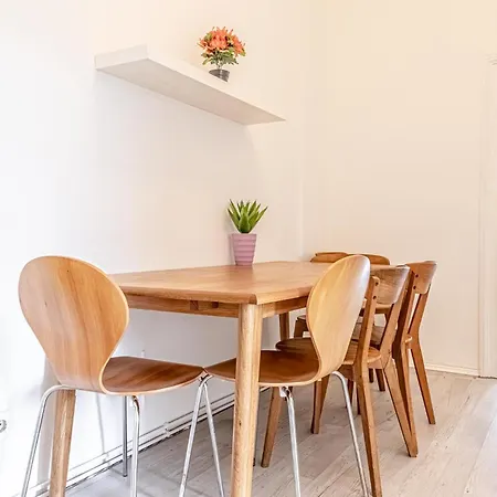 Comfy 3br Shared - U6 Subway, Danube & Millenium Apartment Vienna