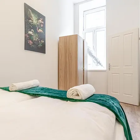 18 Min To Center Via U3 - Lovely 1br Ground Floor Gem Apartment *