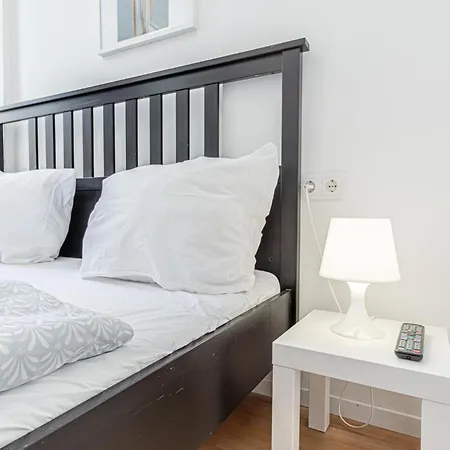 Appartamento Loevly Shared 6br With Garden Near Danube & Millenium *